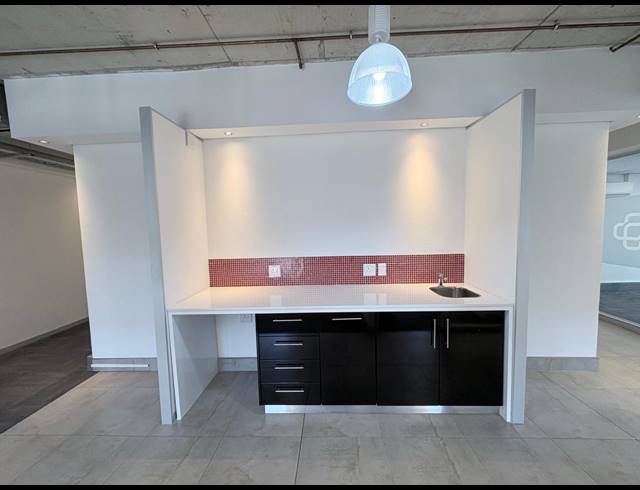 585M² OFFICE TO LET IN VORNA VALLEY